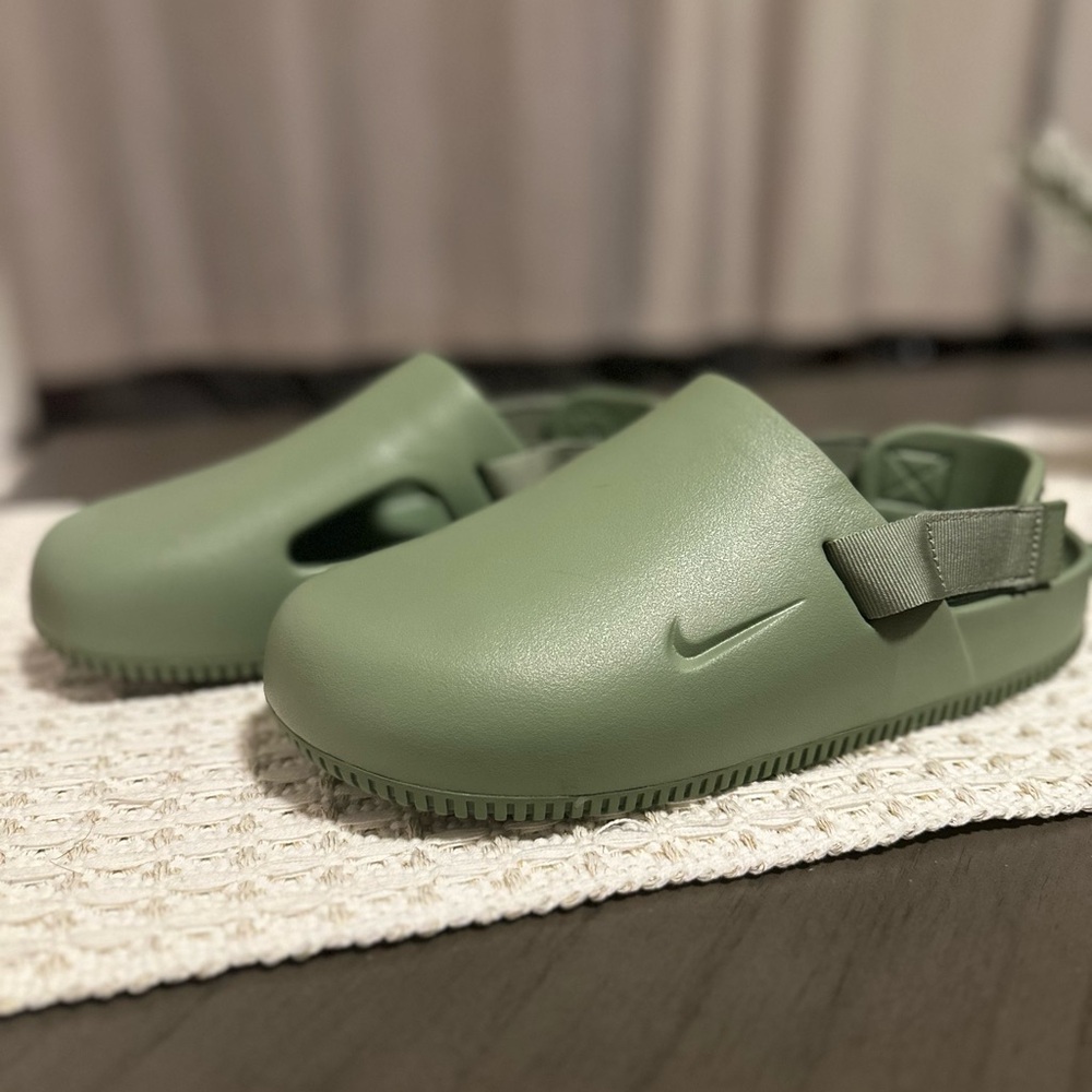 NIKE CALM MULE - OIL GREEN